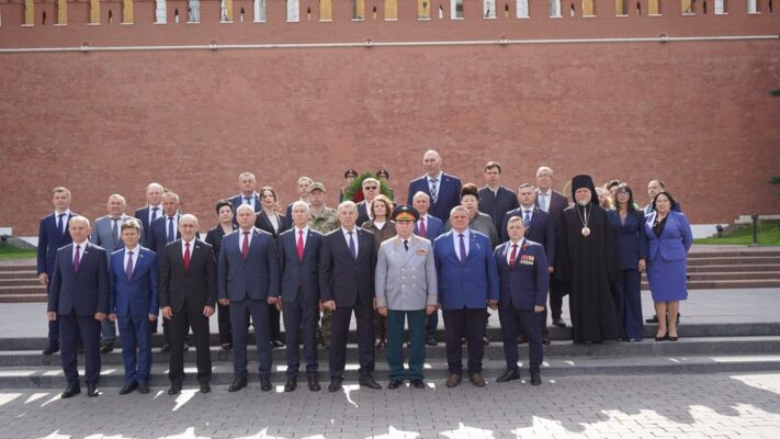 Брянская делегация возложила цветы к главному мемориальному комплексу России