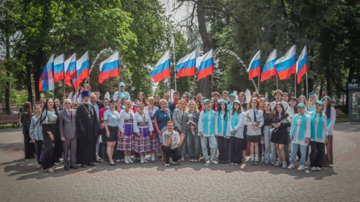 В центре Брянска вручили паспорта России юным жителям города