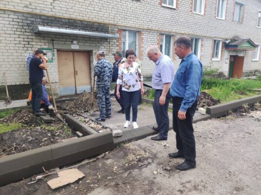 В Погаре продолжается благоустройство дворовых территорий