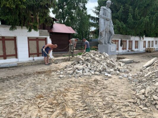 В Стародубе на Брянщине начался капитальный ремонт Стены Памяти