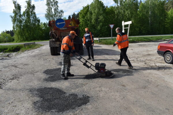Жирятинские дорожники комплексно ведут работы