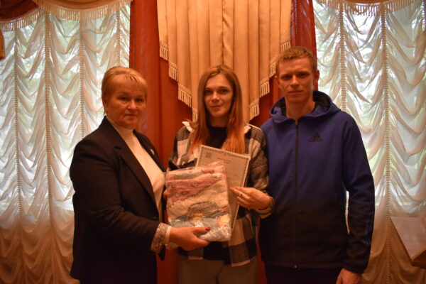 Супругов Емельяненко из Жирятинского района торжественно поздравили с рождением дочери