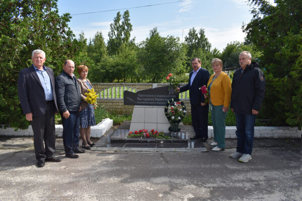 Жирятинцы в знак благодарности народным мстителям возложили цветы к мемориалу Партизанам и подпольщикам
