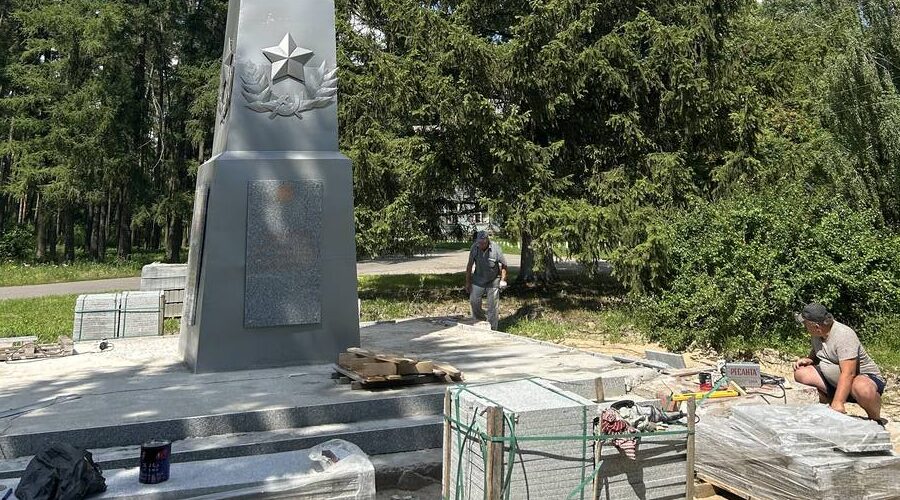 В посёлке Локоть благоустраивают памятник комсомольцам и подпольщикам
