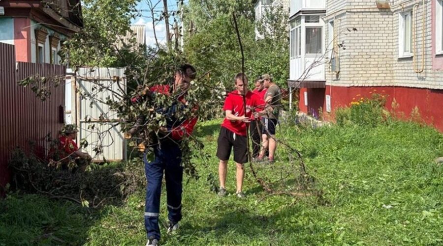 Активисты брянской Волонтерской Роты ликвидировали последствия урагана в Климово