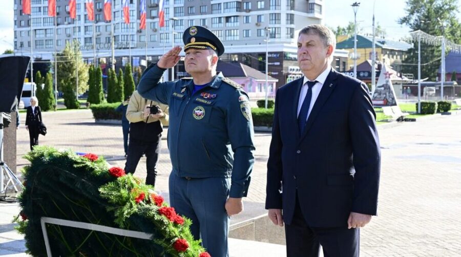 Глава МЧС России Александр Куренков почтил память брянских Героев ВОВ