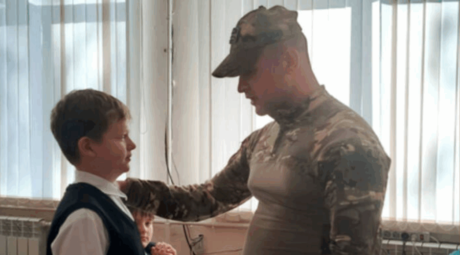 Боец СВО поблагодарил брянского школьника за письмо