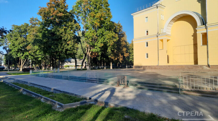 В брянском Парке культуры и отдыха железнодорожников обновляют летнюю сцену