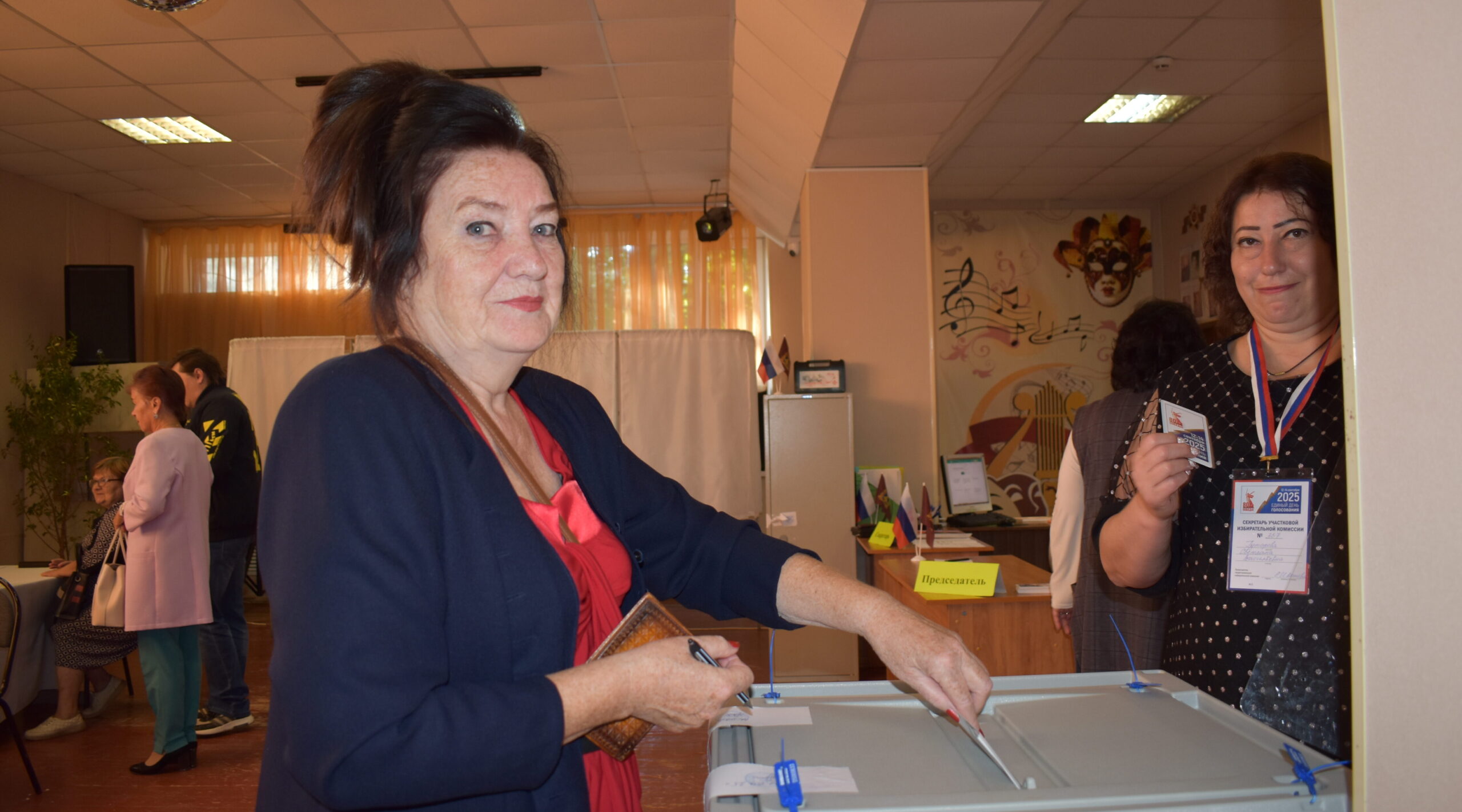 Завуч  Жирятинской школы первой  проголосовала на выборах Губернатора региона