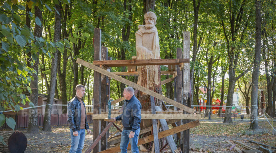 В парке Толстого в Брянске появилась новая деревянная скульптура