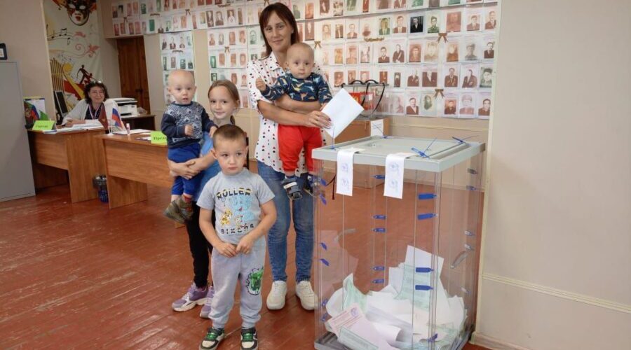 Наталья Кизимова из с. Жирятино пришла на выборы с детьми