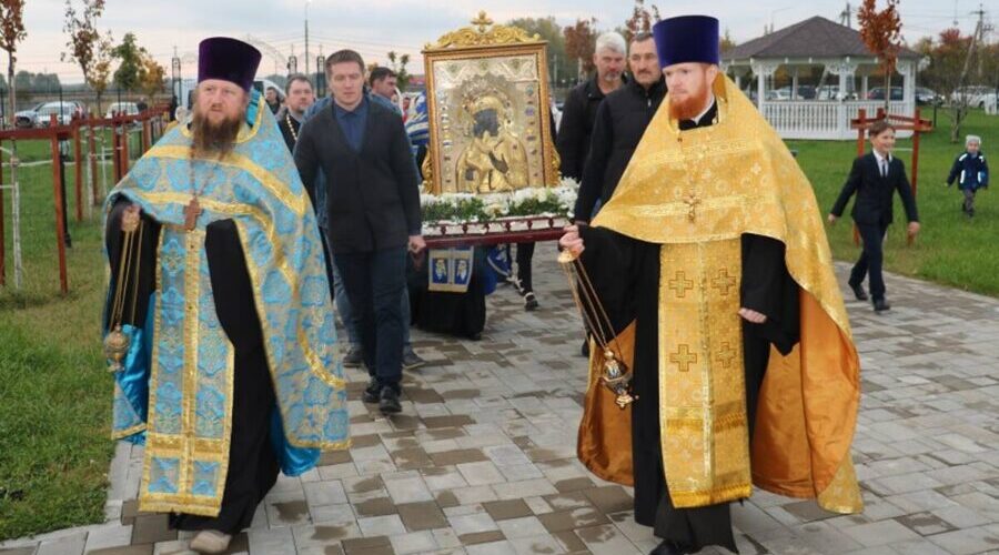 Чудотворную икону Божией Матери Феодоровская торжественно встретили в брянских храмах