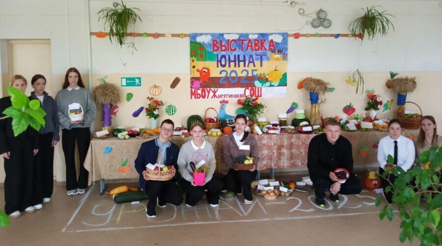 В Жирятинской школе прошла ежегодная выставка прикладного творчества «Юннат»