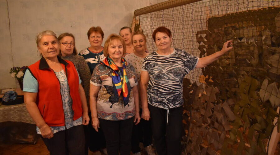 Добровольцы Клетнянского района два года плетут маскировочные сети для бойцов СВО