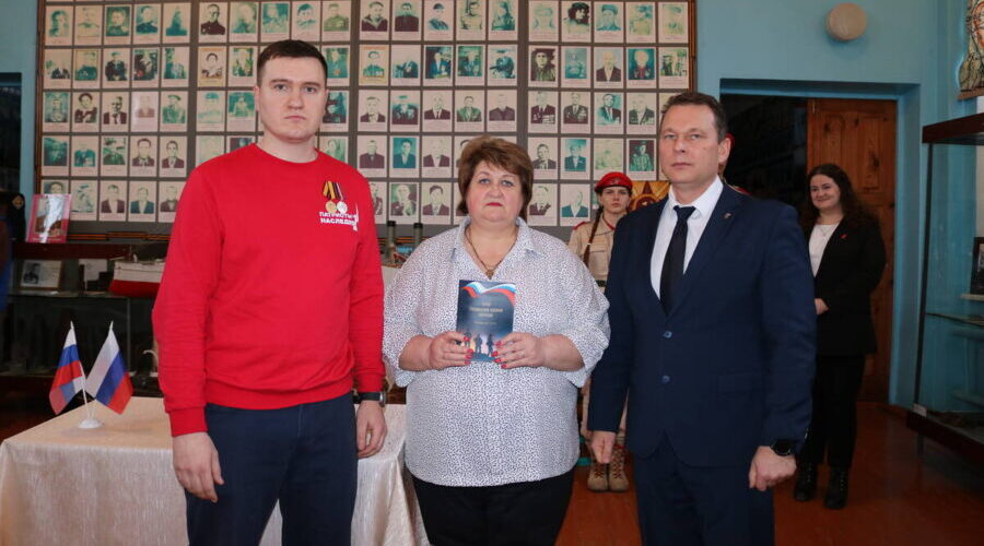 В комаричский краеведческий музей передали «Книгу Памяти»