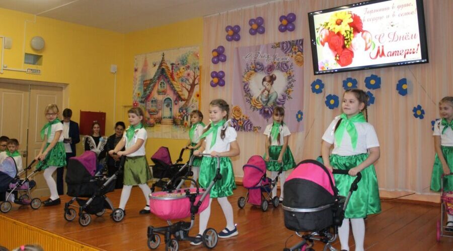 В Жирятинской школе им. А.Ф. Возликова прошёл концерт ко Дню матери