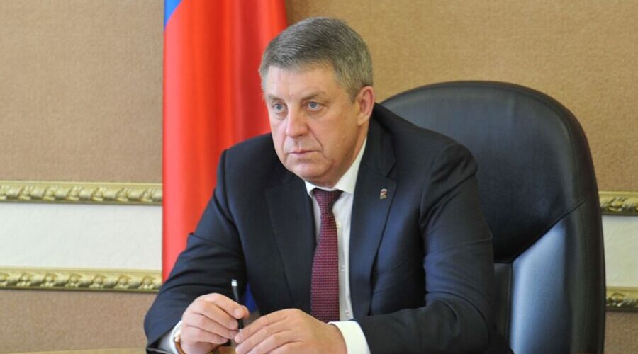 Вместе со страной брянский губернатор следит за ходом прямой линии с Владимиром Путиным