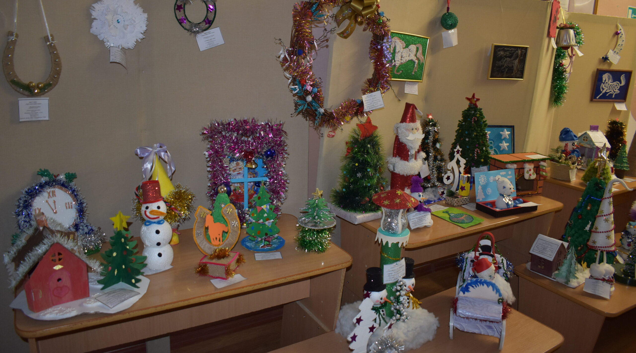 В селе Жирятино работает выставка «Ларец новогодних чудес»