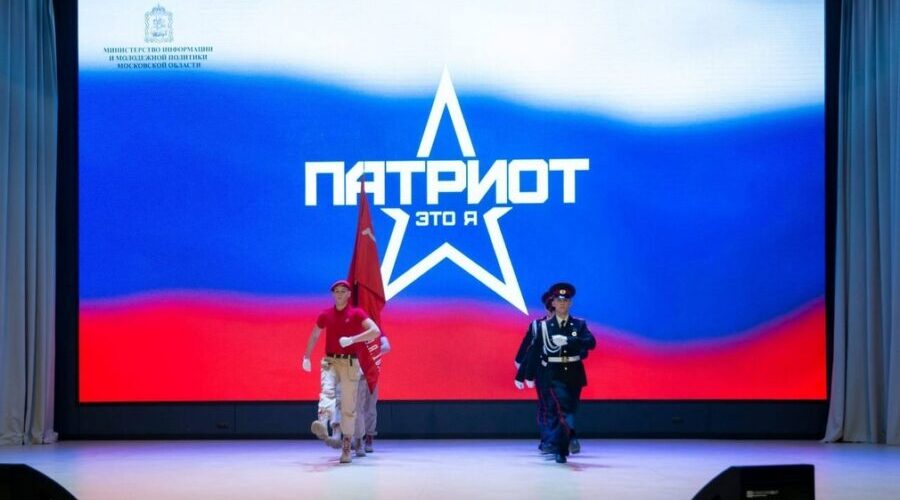 Брянские кадеты передали копию Знамени Победы в Московскую область