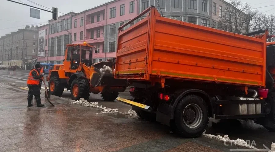 Брянские коммунальщики продолжают уборку дорог и тротуаров