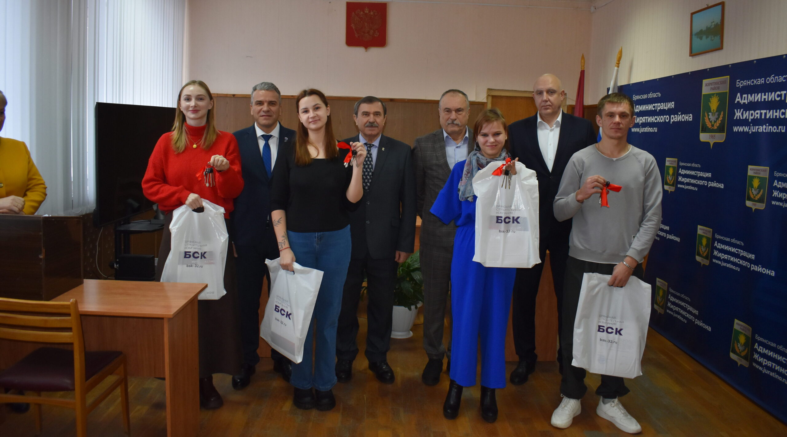 В Жирятинском районе вручили ключи от квартир детям-сиротам