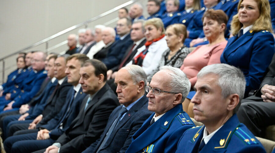 Александр Богомаз выразил признательность ветеранам брянской прокуратуры