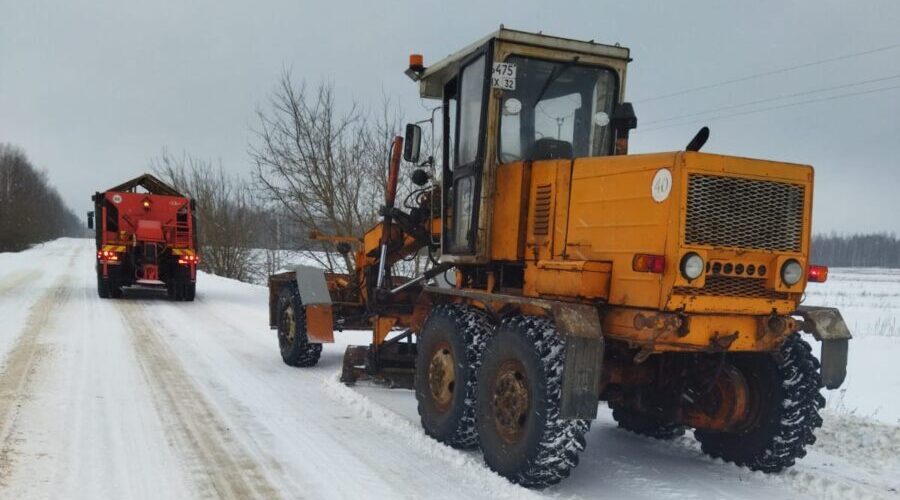 В Брянской области продолжают устранять последствия снегопада