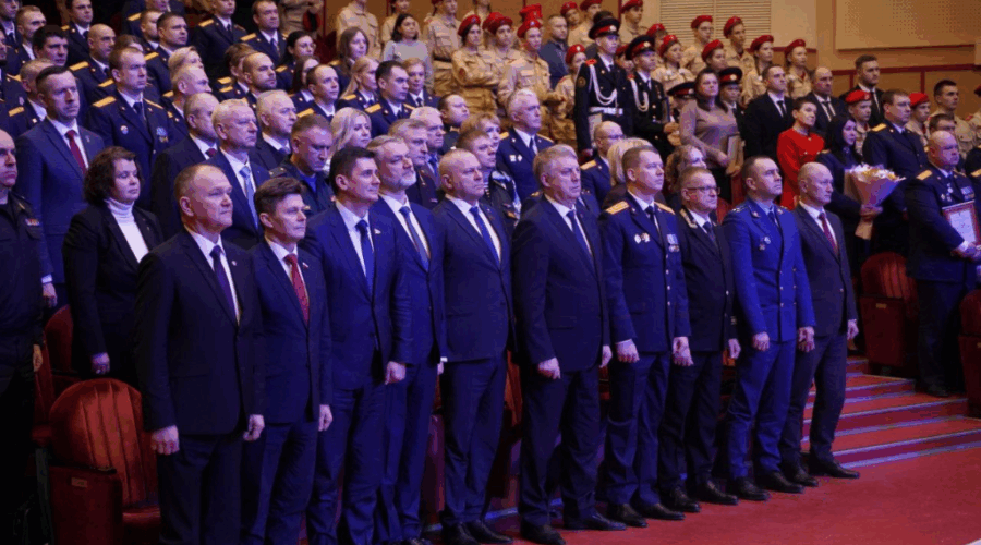 Губернатор Александр Богомаз Богомаз наградил брянских следователей за заслуги и патриотизм