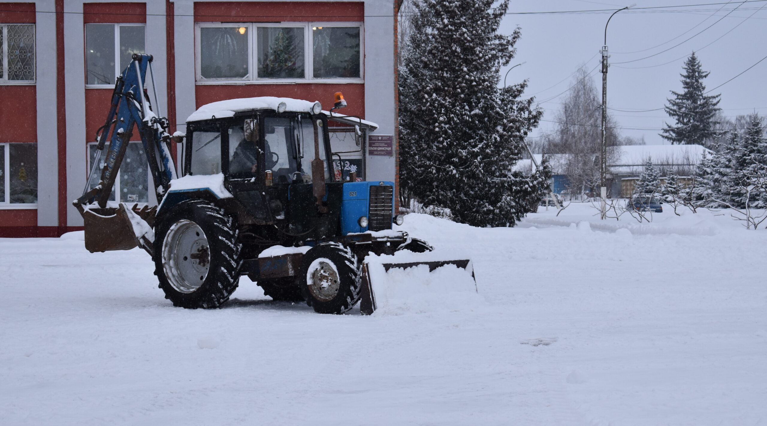 Жирятинские дорожники ведут очистку дорог от снега