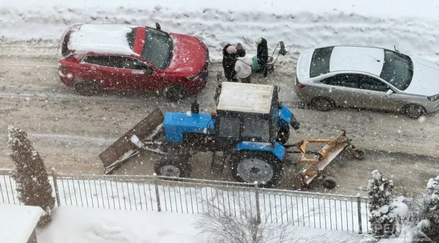 Брянские дворы продолжают расчищать от снега