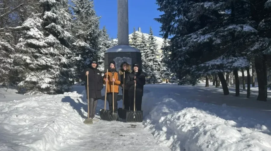 Брянские школьники взяли шефство над памятником