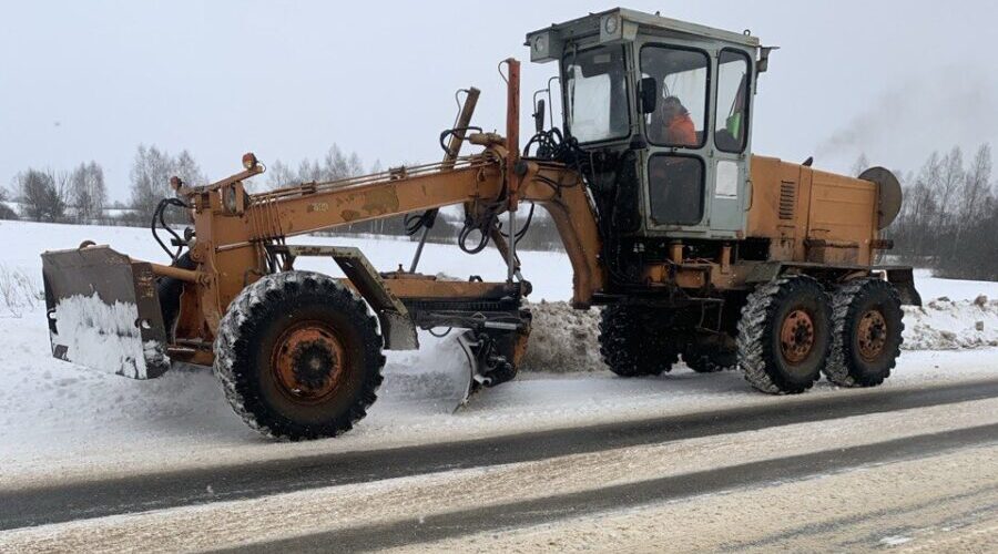 В Брянской области ведется очистка и противогололедная обработка дорог