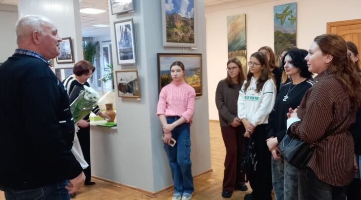 В Музее дятьковского хрусталя открылась выставка «Виражи творчества»