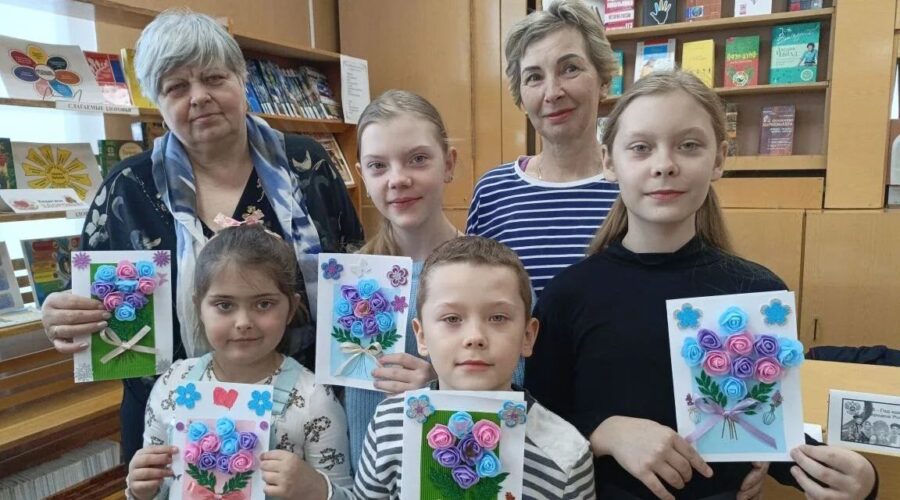 В Суземском районе дети участников СВО изготовили открытки к 8 Марта