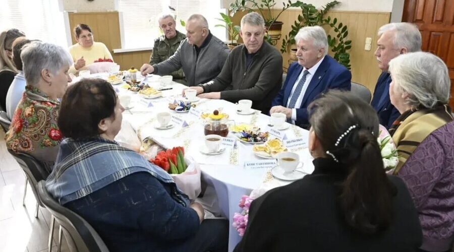 Губернатор Брянщины поздравил матерей и жён погибших воинов в приграничных районах