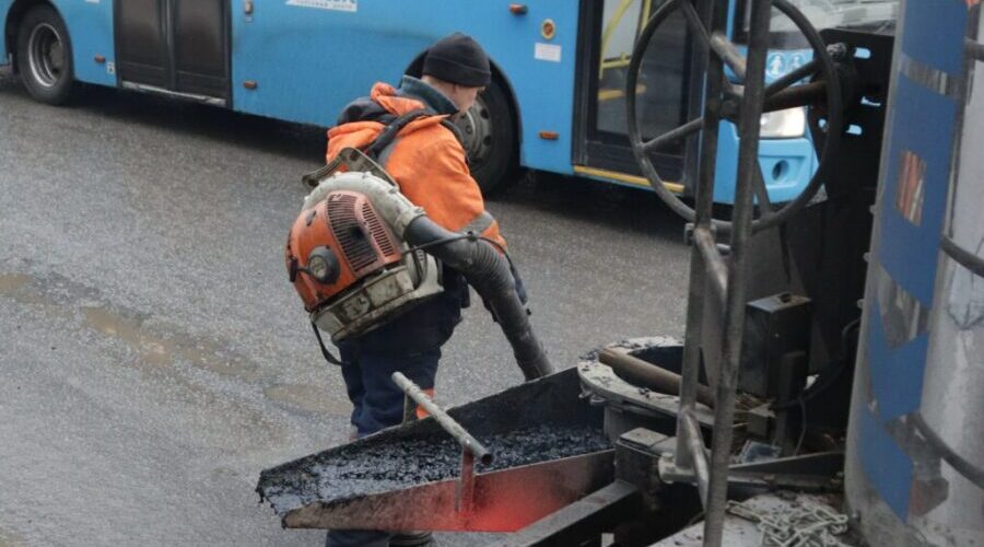 В Брянске продолжается ямочный ремонт дорог