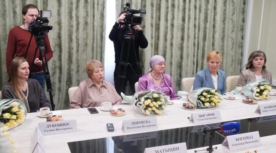 В Брянске поздравили мам и вдов погибших Героев с наступающим женским праздником