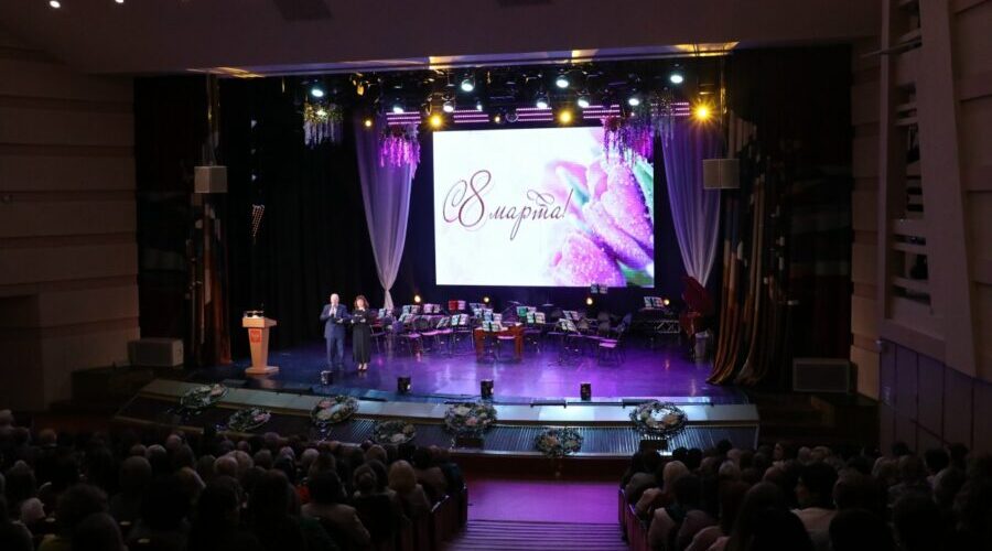 В Брянске прошёл праздничный концерт к Международному женскому дню