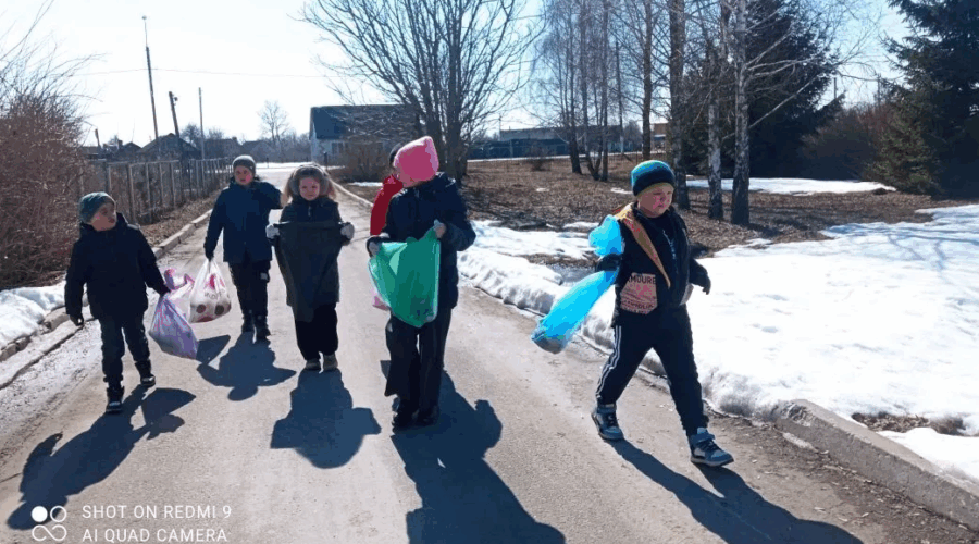 Жирятинские школьники вышли на уборку территории             