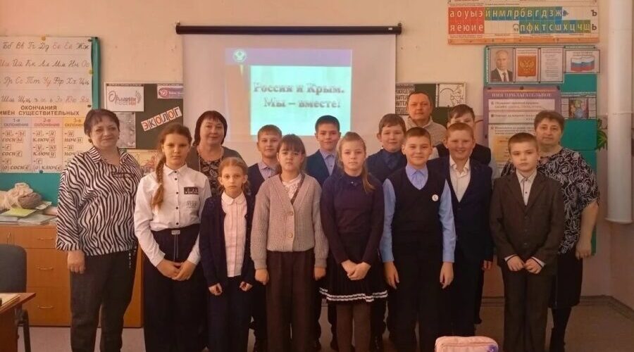 Жирятинским школьникам работники РДК рассказали о полуострове Крым