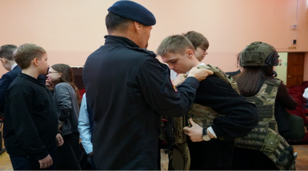 Сотрудники спецподразделения Росгвардии провели урок безопасности для брянских школьников