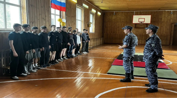 Росгвардейцы провели занятие по основам самообороны для школьников