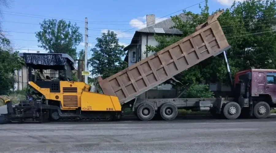 Брянские специалисты ремонтируют дороги в подшефной Брянке