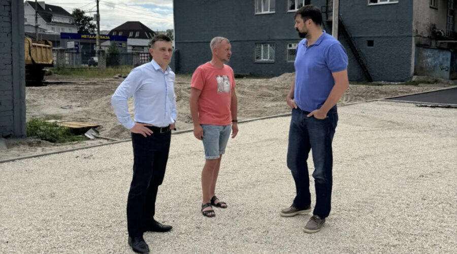 В Брянске асфальтируют «умную» спортивную площадку