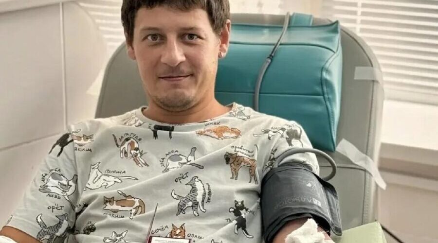 Брянский донор Максим Иваныкин получил звание «Почётный донор России» прямо во время сдачи крови