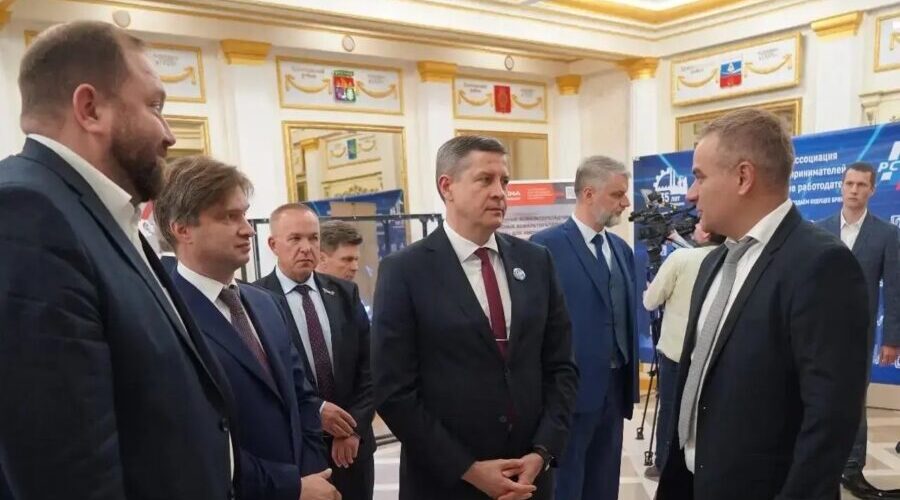 Егор Ковальчук поздравил брянских машиностроителей с профессиональным праздником
