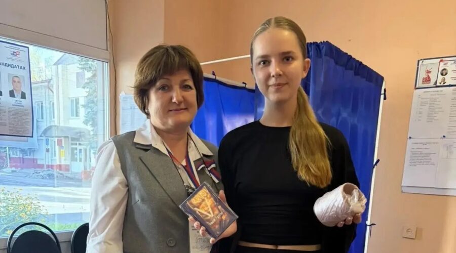 Евгения Прудникова впервые проголосовала на избирательном участке в Жирятино