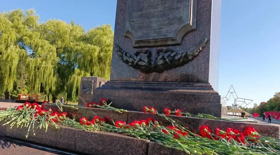 В Брянске прошла памятная церемония у стелы Воинской славы