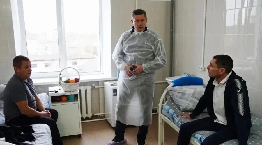 Глава Брянщины навестил после атаки ВСУ пострадавших пассажиров автобуса